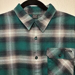Oakley Men’s Green‎ Plaid Flannel Button-Up Shirt Size M